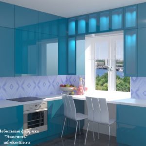 Синяя маленькая угловая глянцевая кухня с барной стойкой вдоль окна