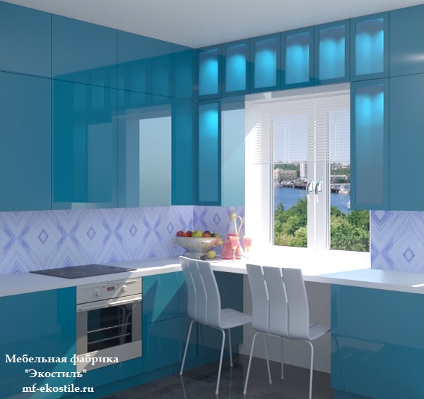 Синяя маленькая угловая глянцевая кухня с барной стойкой вдоль окна