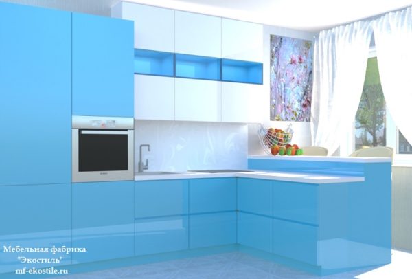 Голубая стильная маленькая угловая кухня с барной стойкой с высокими верхними шкафами под потолок