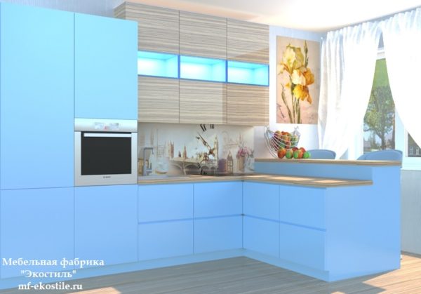 Голубая стильная маленькая угловая кухня с деревянной столешницей и с барной стойкой