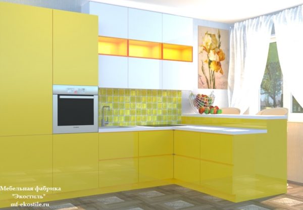 Желтая стильная маленькая угловая кухня с барной стойкой с высокими верхними шкафами под потолок
