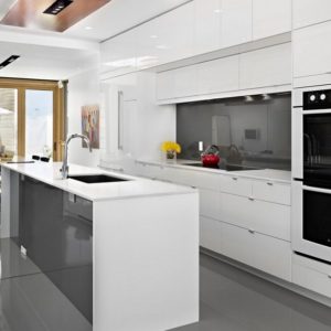 Белая прямая красивая кухня минимализм под потолок с островом