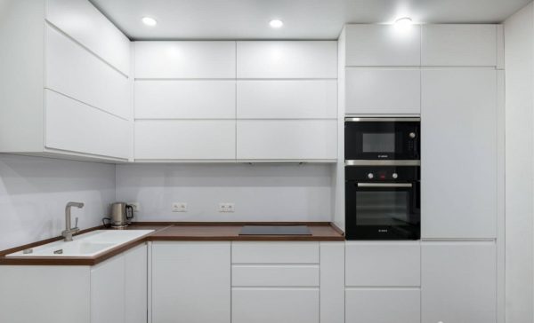 Белая угловая кухня 2 на 3 метра под потолок без ручек в современном стиле минимализм