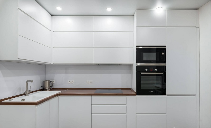 Белая угловая кухня под потолок без ручек в современном стиле минимализм
