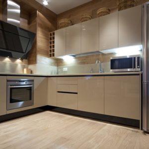 Бежевая угловая глянцевая современная кухня 2 на 3 метра в стиле минимализм