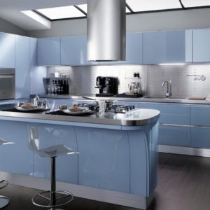 Голубая современная П-образная глянцевая кухня минимализм с барной стойкой