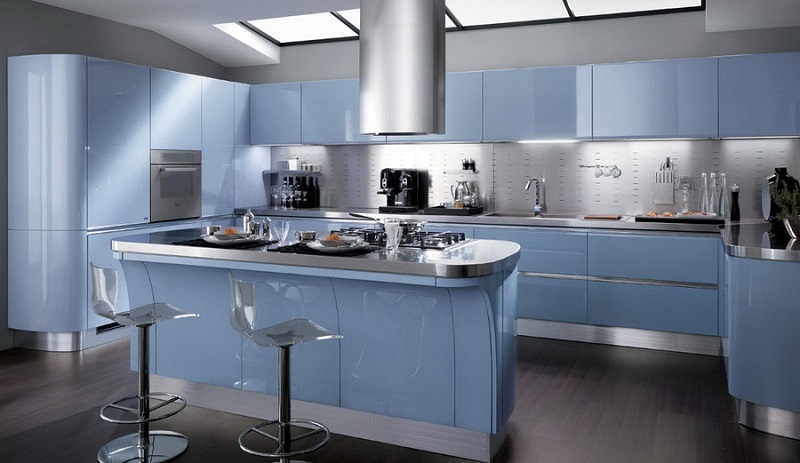 Голубая современная П-образная глянцевая кухня минимализм с барной стойкой