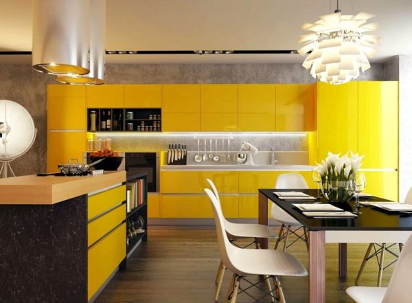 Желтая современная глянцевая прямая кухня с островом и встроенной бытовой техникой в стиле минимализм