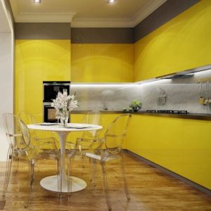 Желтая современная глянцевая угловая кухня со встроенным холодильником и высокой духовкой