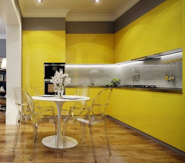Желтая современная глянцевая угловая кухня со встроенным холодильником и высокой духовкой