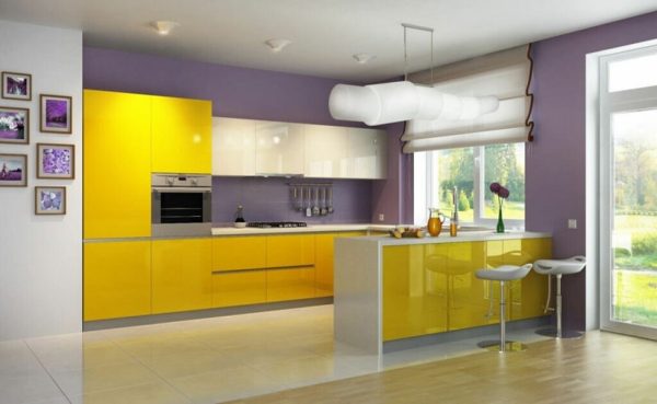 Желтая с белым современная глянцевая угловая кухня с барной стойкой в стиле минимализм