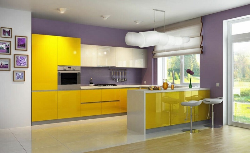 Желтая с белым современная глянцевая угловая кухня с барной стойкой