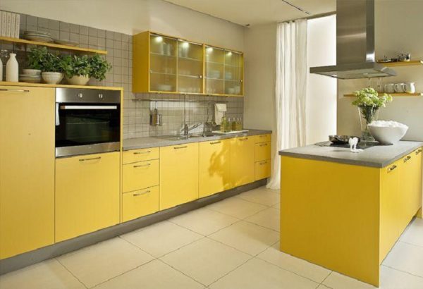 Желтая современная матовая прямая кухня с островом