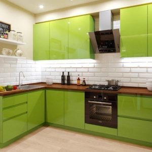 Зеленая современная красивая угловая глянцевая кухня 2 на 3 метра в стиле минимализм без ручек