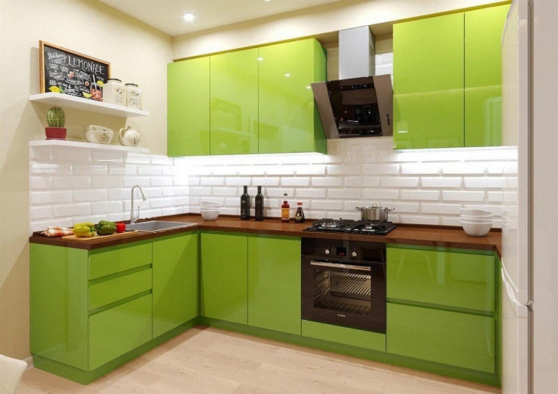 Зеленая современная угловая глянцевая кухня в стиле минимализм без ручек