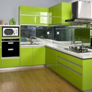 Зеленая современная угловая глянцевая кухня с каменной столешницей в стиле минимализм без ручек