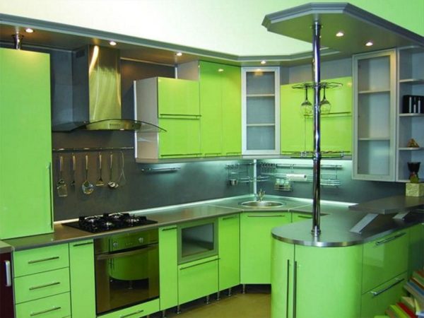 Зеленая современная угловая глянцевая кухня с барной стойкой