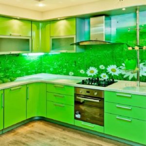 Зеленая красивая современная угловая глянцевая кухня с закругленными фасадами