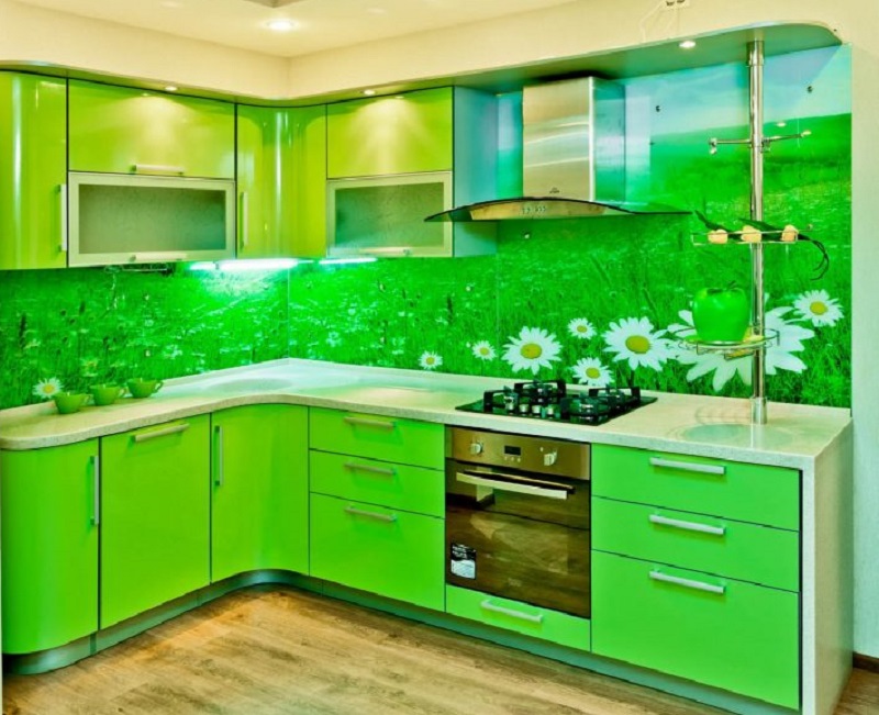 Зеленая красивая современная угловая глянцевая кухня с закругленными фасадами