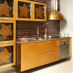 Золотая современная прямая глянцевая кухня с фасадами со стеклом