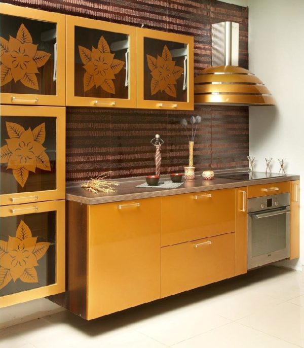 Золотая современная прямая глянцевая кухня с фасадами со стеклом