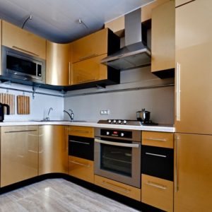 Золотая современная глянцевая кухня с левым углом со встроенным холодильником