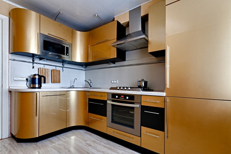 Золотая современная угловая глянцевая кухня с фасадами со встроенным холодильником