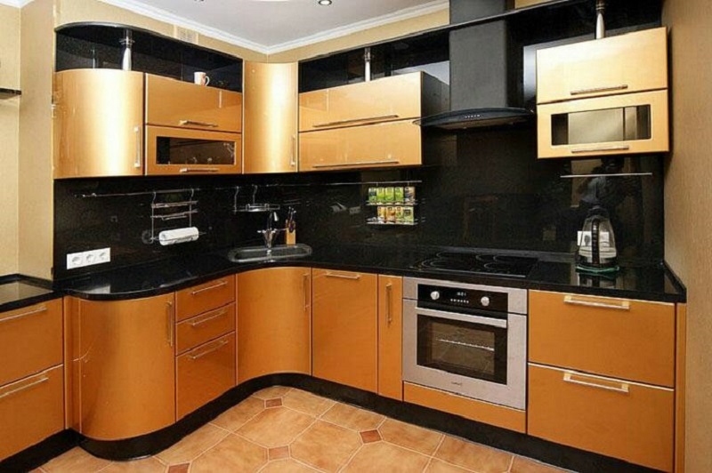 Золотая современная угловая глянцевая кухня с фасадами с козырьком