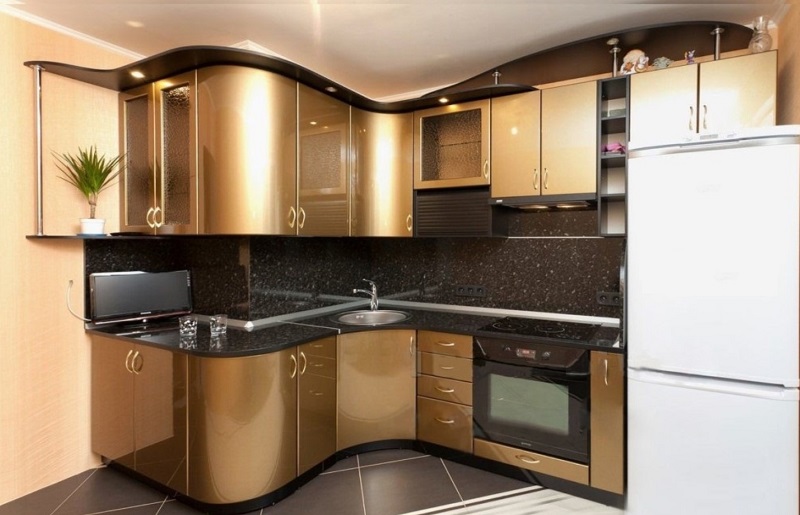 Золотая современная глянцевая кухня с угловой мойкой с фасадами с черной столешницей