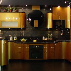 Золотая современная угловая глянцевая кухня со встроенным холодильником