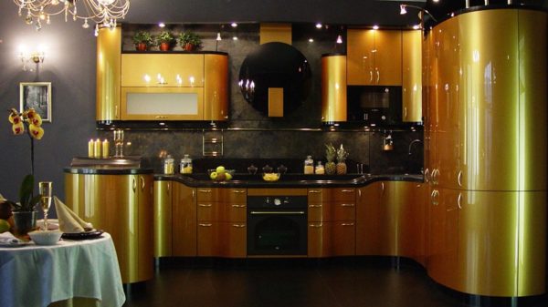 Золотая современная угловая глянцевая кухня со встроенным холодильником