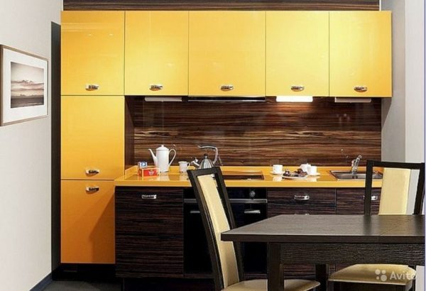 Золотая красивая современная прямая глянцевая кухня минимализм для маленького помещения