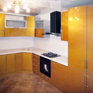 Золотая современная угловая глянцевая кухня с белой столешницей со встроенной бытовой техникой