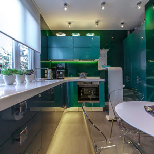Изумрудная красивая современная угловая глянцевая кухня с белой столешницей