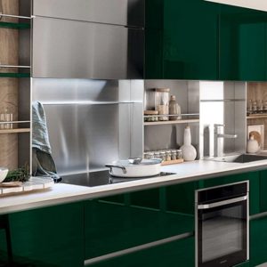 Изумрудная современная прямая глянцевая кухня минимализм со встроенным холодильником