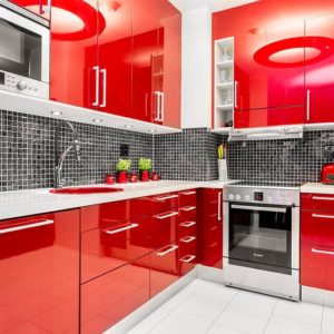 Красивая красная современная угловая глянцевая кухня 2 на 3 метра с белой столешницей