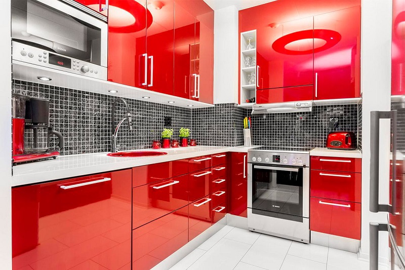 Красная современная угловая глянцевая кухня с белой столешницей