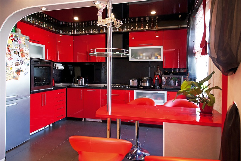 Красная современная угловая глянцевая кухня с барной стойкой