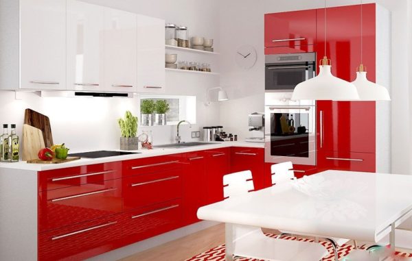 Красная с белым современная угловая глянцевая кухня с открытыми полками со встроенной бытовой техникой