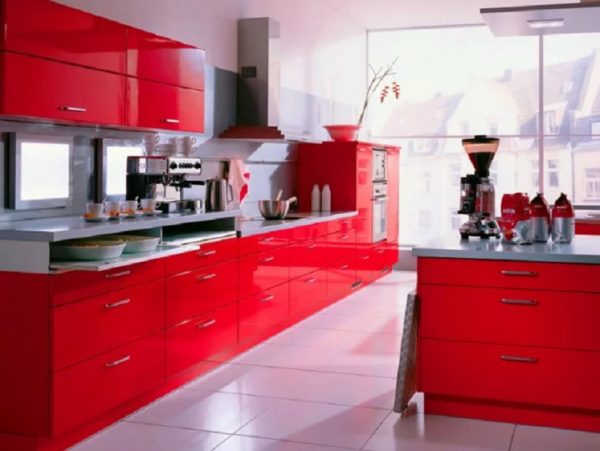 Красная современная прямая красивая глянцевая кухня с островом