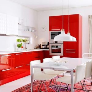 Красная с белым современная глянцевая кухня с правым углом со встроенным холодильником