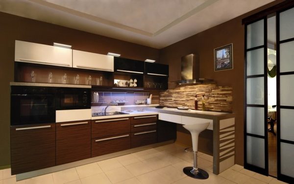 Коричневая с белым современная угловая матовая кухня с барной стойкой вдоль стены