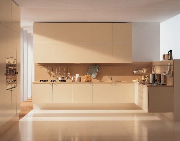 Красивая кремовая современная угловая матовая кухня минимализм под потолок