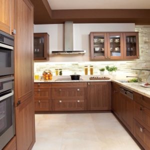 Кухня Орех - красивая современная угловая со встроенным холодильником и духовкой на уровне глаз
