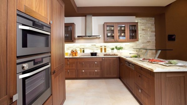 Кухня Орех - красивая современная угловая со встроенным холодильником и духовкой на уровне глаз