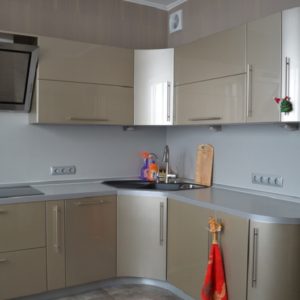 Кухня Шампань с мойкой в углу - современная угловая глянцевая в стиле минимализм для маленького помещения