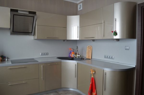 Кухня Шампань с мойкой в углу - современная угловая глянцевая в стиле минимализм для маленького помещения