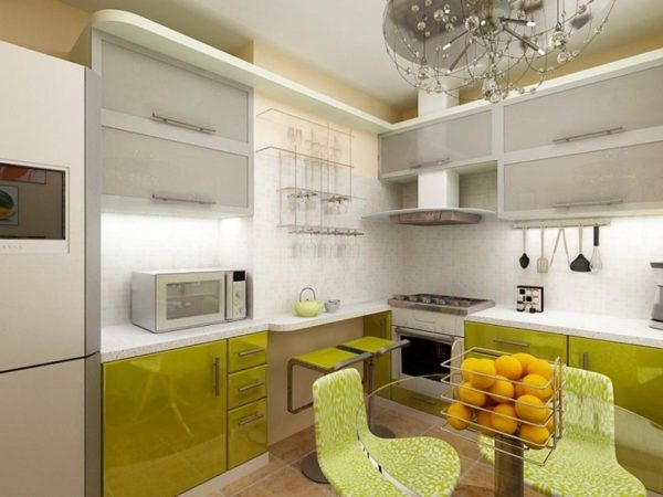 Оливковая красивая кухня с белыми верхними шкафами и каменной столешницей