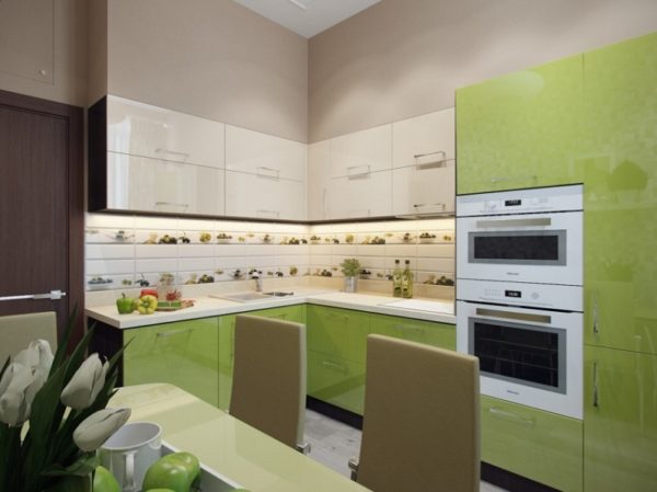 Оливковая с белым современная глянцевая кухня с левым углом со встроенным холодильником и духовкой