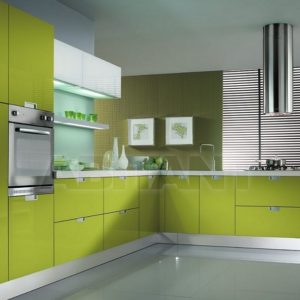 Оливковая красивая современная угловая глянцевая кухня со встроенной бытовой техникой в стиле минимализм